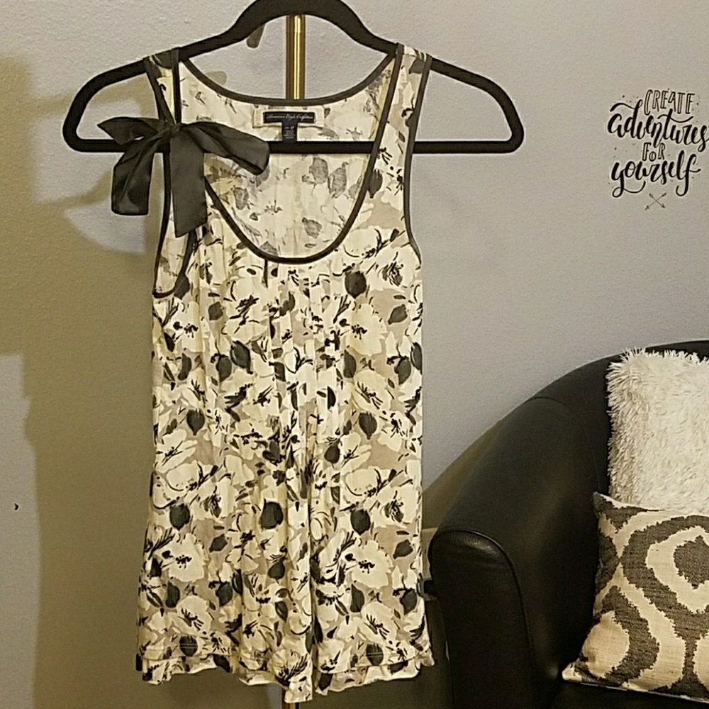 American Eagle gray and white floral tank